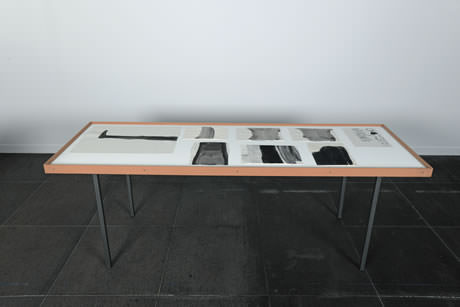 Tisch mit 8 Zeichnungen (Körper), 1993, Silvia Bächli