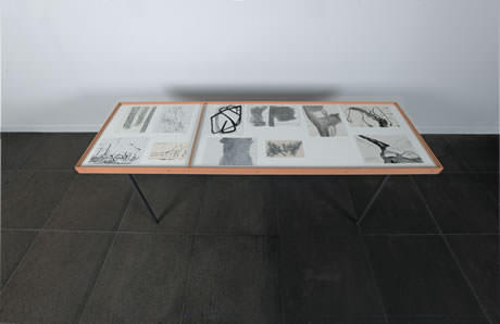 Tisch  mit 11 Zeichnungen (Ritzungen/ Zerfliessen), 1993, Silvia Bächli